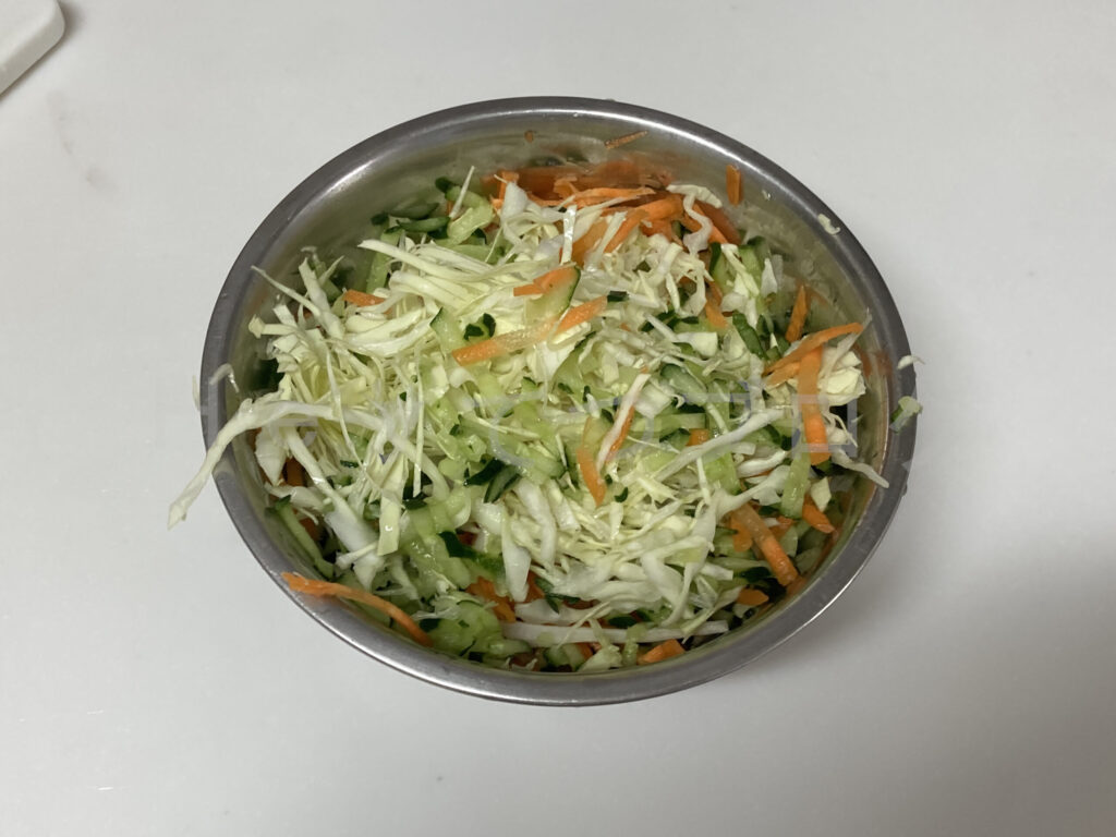 収穫したきゅうりでサラダを作りました01