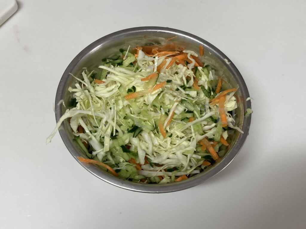 収穫したきゅうりをサラダにしました。