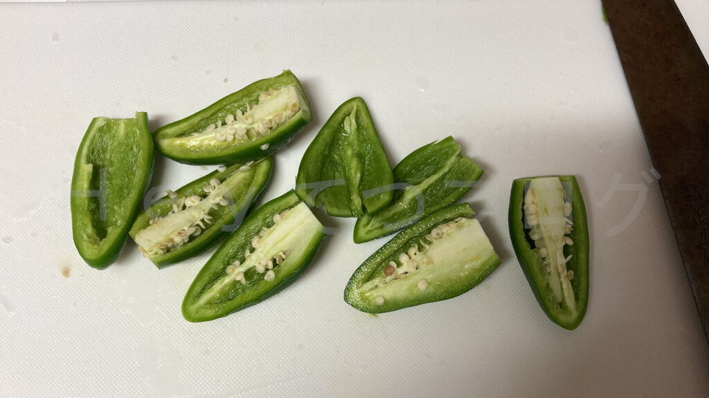 ８月第２週の収穫でこどもピーマンをカットした画像です。肉詰めピーマンで美味しく頂きました。