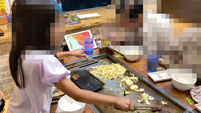 子供でも鉄板で調理が出来るので、料理に興味があるお子様には貴重な体験ですね。但し火傷には十分ご注意下さい。