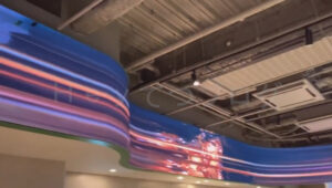 【スタバ】渋谷店の巨大湾曲ディスプレイ