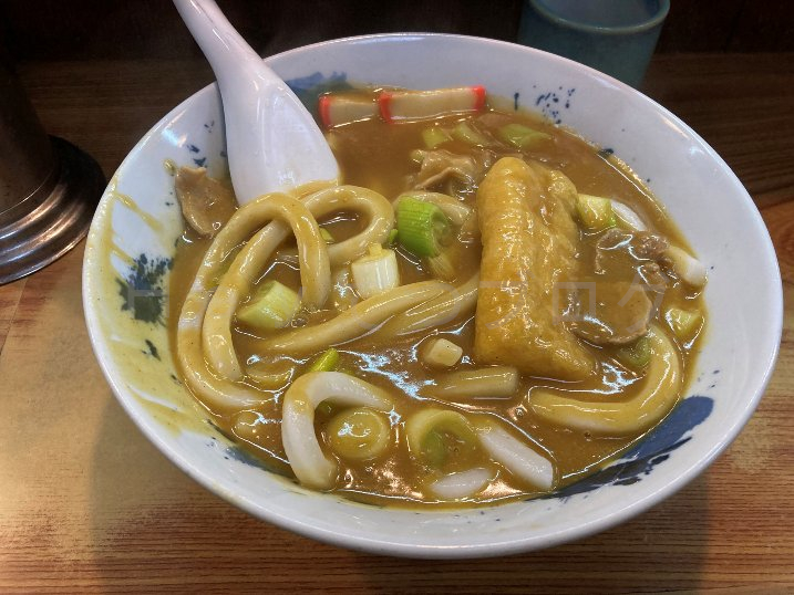 極太麺と大きなネギ、油揚げが特徴