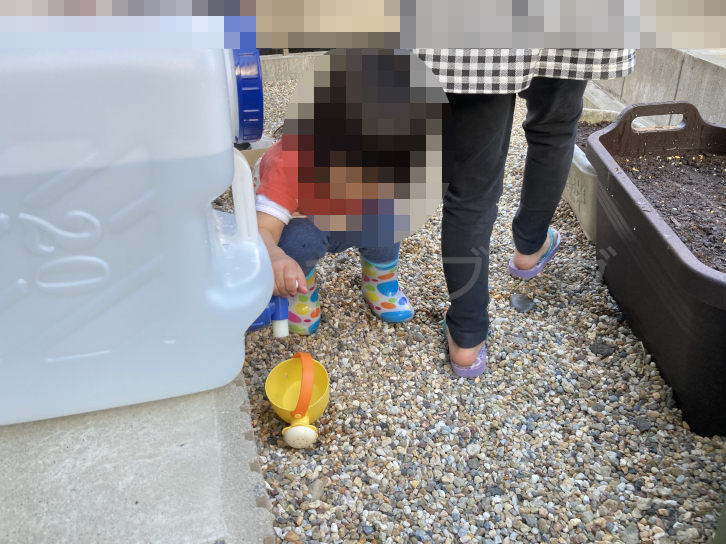2025年5月第4週_2021年同時期の菜園で下の子がお水やりのじょうろに水を汲んでる様子
