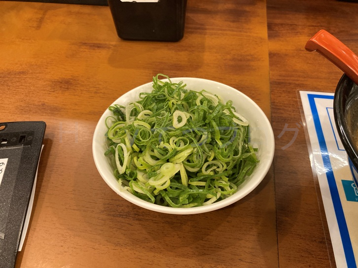 小皿に盛られた７０ｇのネギ