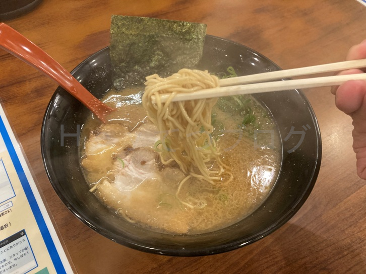 湯気がたちのぼる味噌とんこつラーメン
