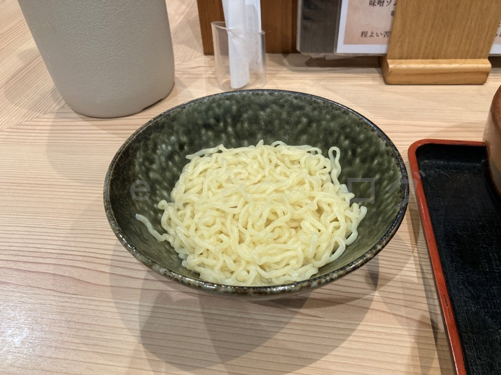 替え玉は結構な量で、器も大きなものできます