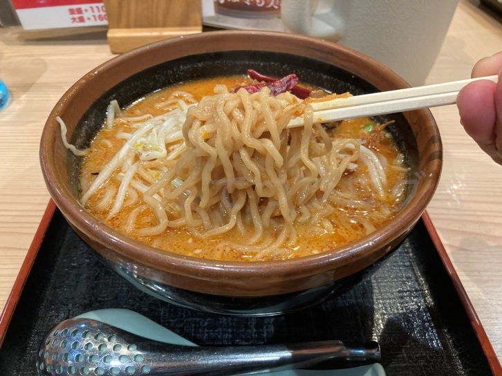 麵四郎の辛味噌ラーメン_サラシア麺はちょっとピンクかかった中太ちぢれめん