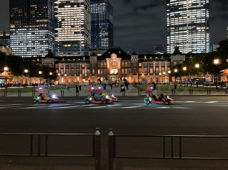 東京駅 丸の内駅舎を走るマリカー