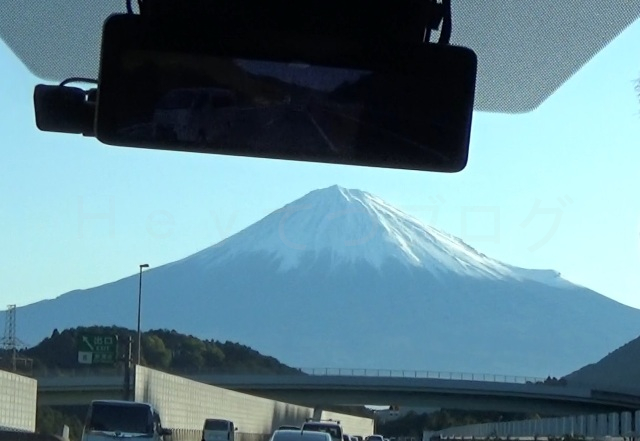 新清水ＩＣで正面に雪化粧の富士山