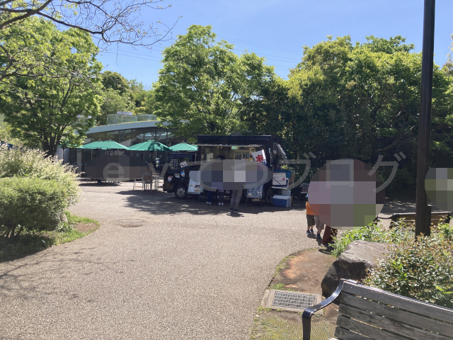 サイの先には休憩所とキッチンカーが出店していました