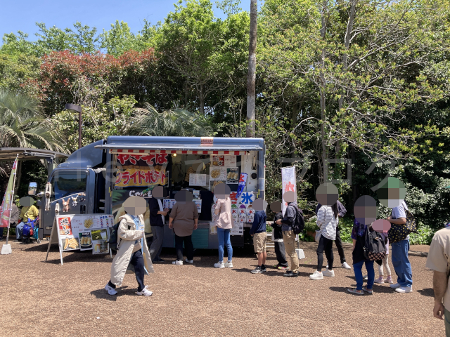 お昼時とあってキッチンカーには多くの行哲ができます