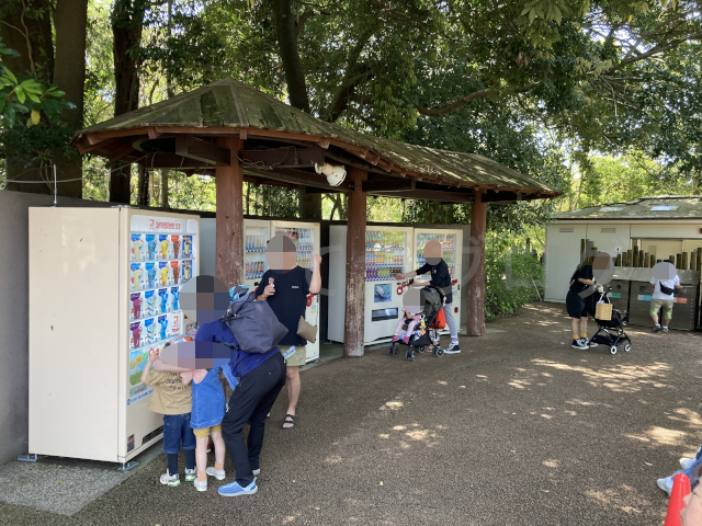 わくわく広場にはこのような自販機コーナーと、奥にトイレがあるので休憩する場所として最適です