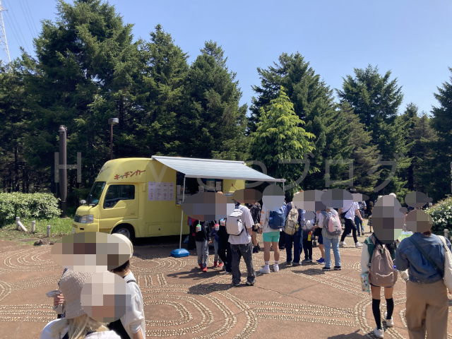 少し離れた場所にあるキッチンカー