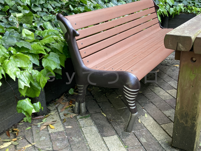 このようなオカピデザインのベンチもありました。