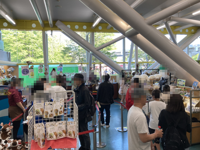 閉園間近のショップ内の様子です