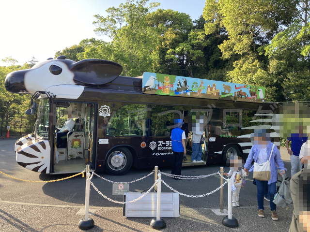 園内バスで、正門と北門を結んでいますが有料です。