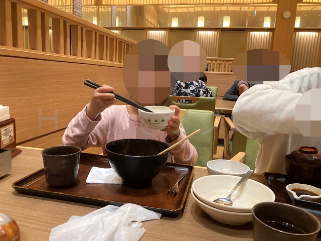 沢山歩いてお風呂に入ったあとのペコペコおなかに美味しいごはんはもうニコニコでした。