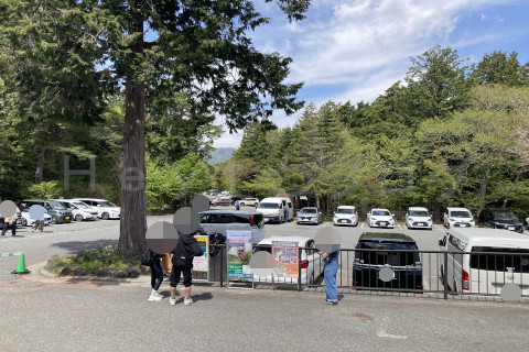 富士山麓__鳴沢氷穴-施設側の駐車場状況