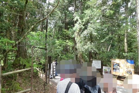 富士山麓__鳴沢氷穴-氷穴入場待ち