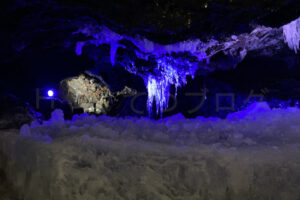 【鳴沢氷穴】富士山麓の地下に広がる神秘の氷柱と暑い季節でもひんやり体験
