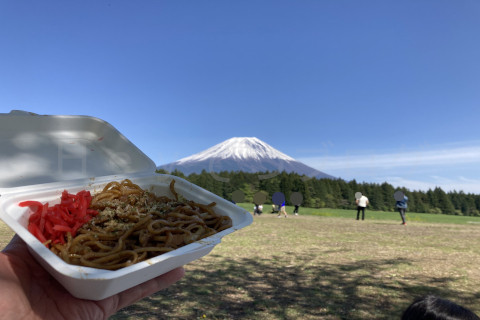 富士山麓_朝霧高原-富士宮焼きそばと富士山