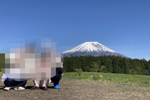 富士山麓_朝霧高原-家族で記念撮影