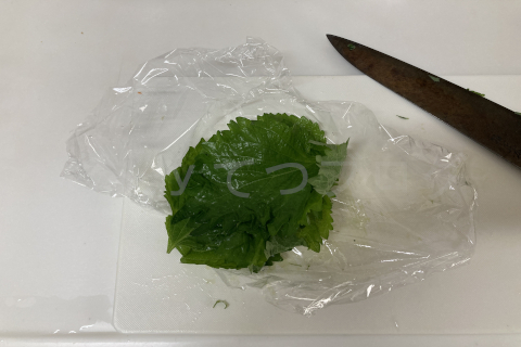 2025年7月第1週_収穫した青しそを細かく切ってサラダにします