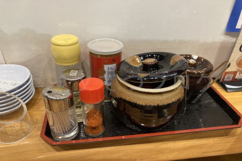 【麺達】テーブルにある各種調味料