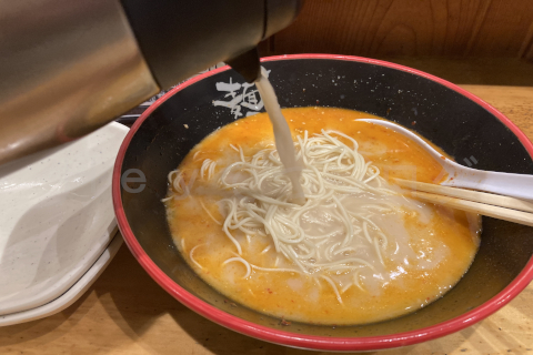 【麺達】ベトコンラーメン06_熱々のスープを満足いくまで楽しめる