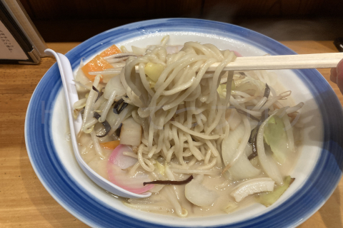 【麺達】ちゃんぽんめん_野菜たっぷりの太麺