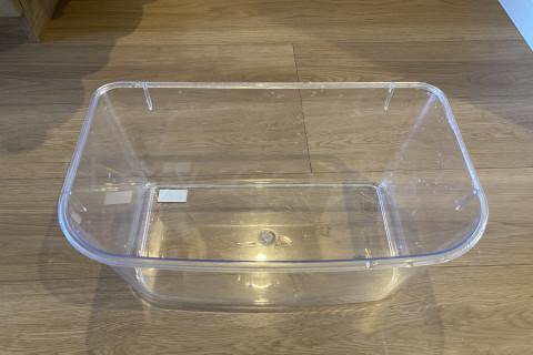 こちらは昆虫用の虫かごで先ほど作った元の水槽の水を入れるためのもの