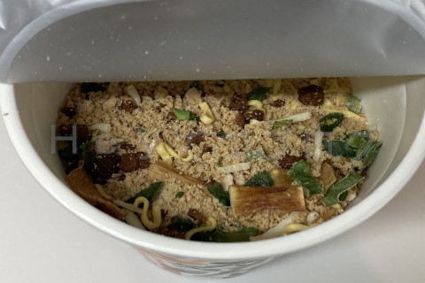 みそきんラーメン_ふたを開けたところ