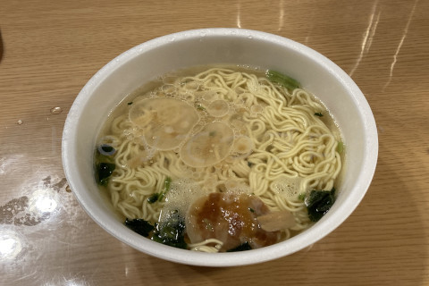寿がきやラーメン濃い味_後入れスープを入れる