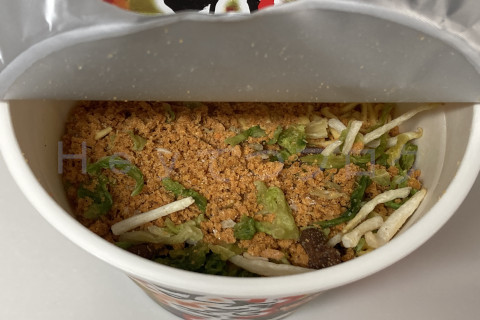 辛みそきん_ふたを開けたところ