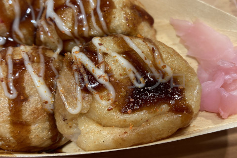 【たこ寿】たこやき甘辛しょうゆ_甘辛だけあって一味がかかっています