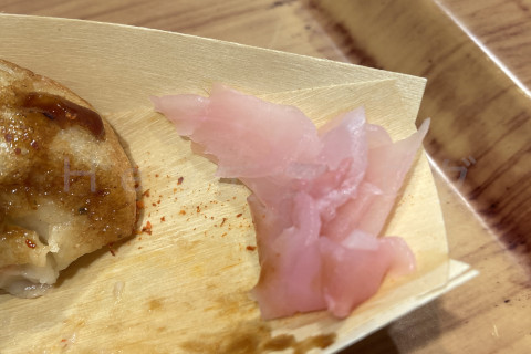 【たこ寿】たこやき甘辛しょうゆ_ショウガが添えられています。